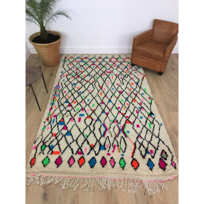 Tapis berbère Azilal fond clair, lignes noires et touches fluo