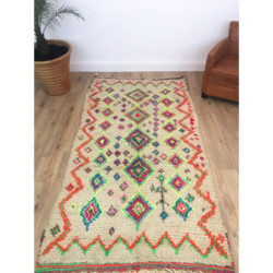 Tapis berbère Azilal fond clair motifs géométriques fluo