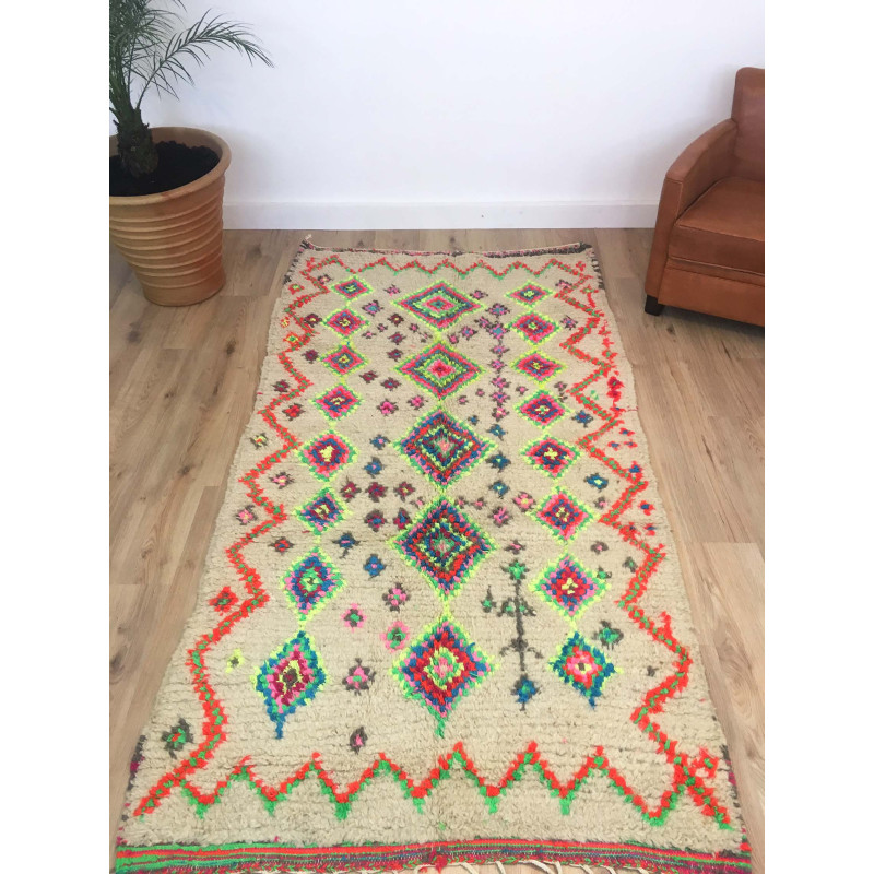 Tapis berbère Azilal fond clair motifs géométriques fluo