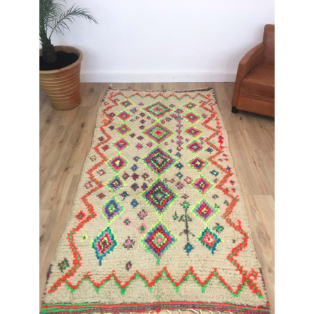 Tapis berbère Azilal fond clair motifs géométriques fluo