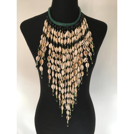 Grand collier ras-du-cou orné de coquillages