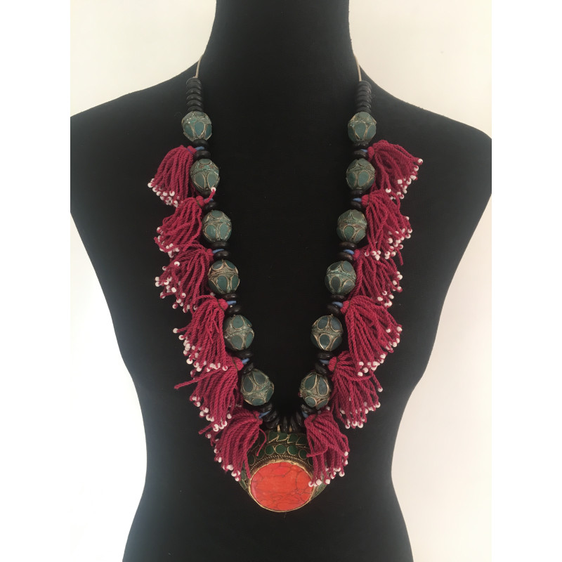 Collier berbère en boules de métal gravé avec un gros pendentif orangé