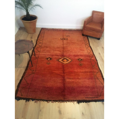Grand tapis berbère Beni M'Guild rouge orné d'un losange central