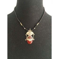 Collier de perles et pendentif