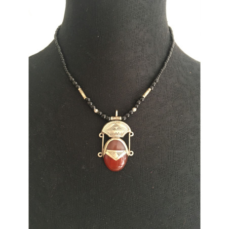 Collier de perles et pendentif