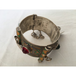 Bracelet berbère très ancien en argent orné de pierres et de pièces de monnaie