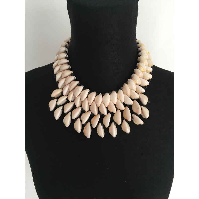 Collier ras-du-cou en coquillages