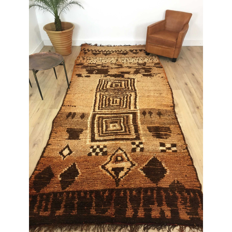 Incroyable tapis ancien Boujad marron orangé motifs primitifs