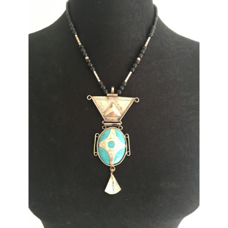 Collier de perles et pendentif turquoise