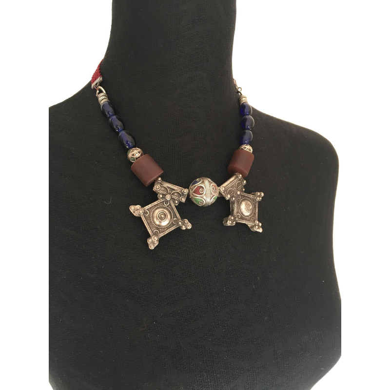 Collier berbère tour de cou en perles anciennes et pendentifs argentés