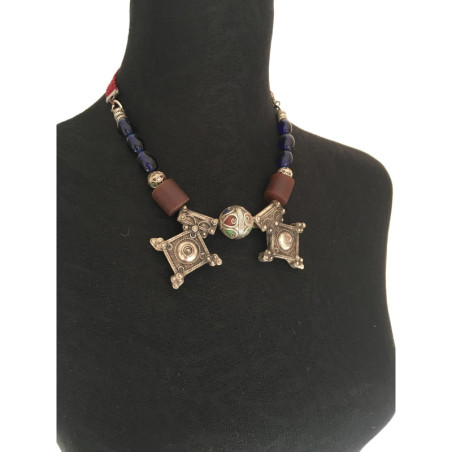 Collier berbère tour de cou en perles anciennes et pendentifs argentés
