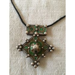 Collier cordon + pendentif berbère marocain orné de gravures