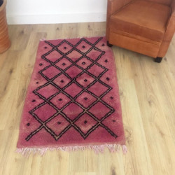 Tapis berbère ancien rosé violet lignes géométriques noires
