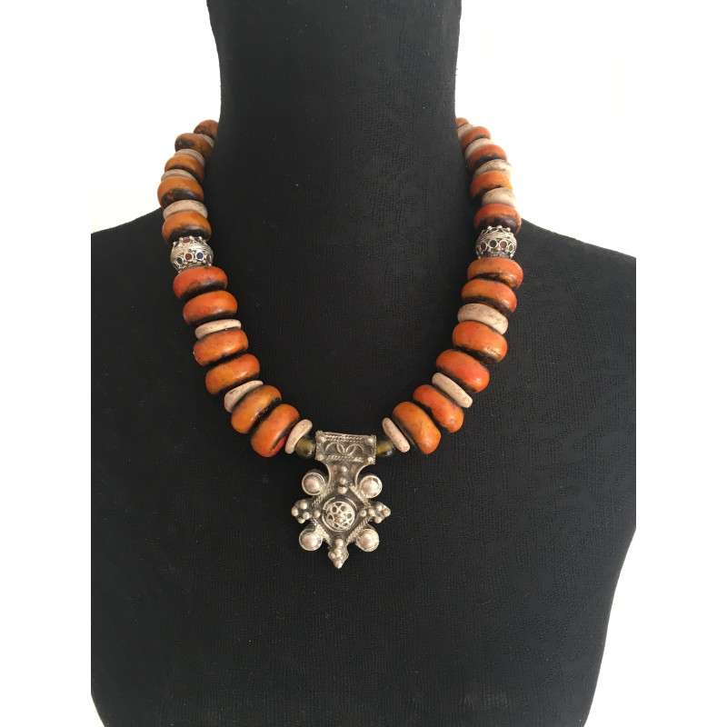 Collier de pierres anciennes orné de boules en argent