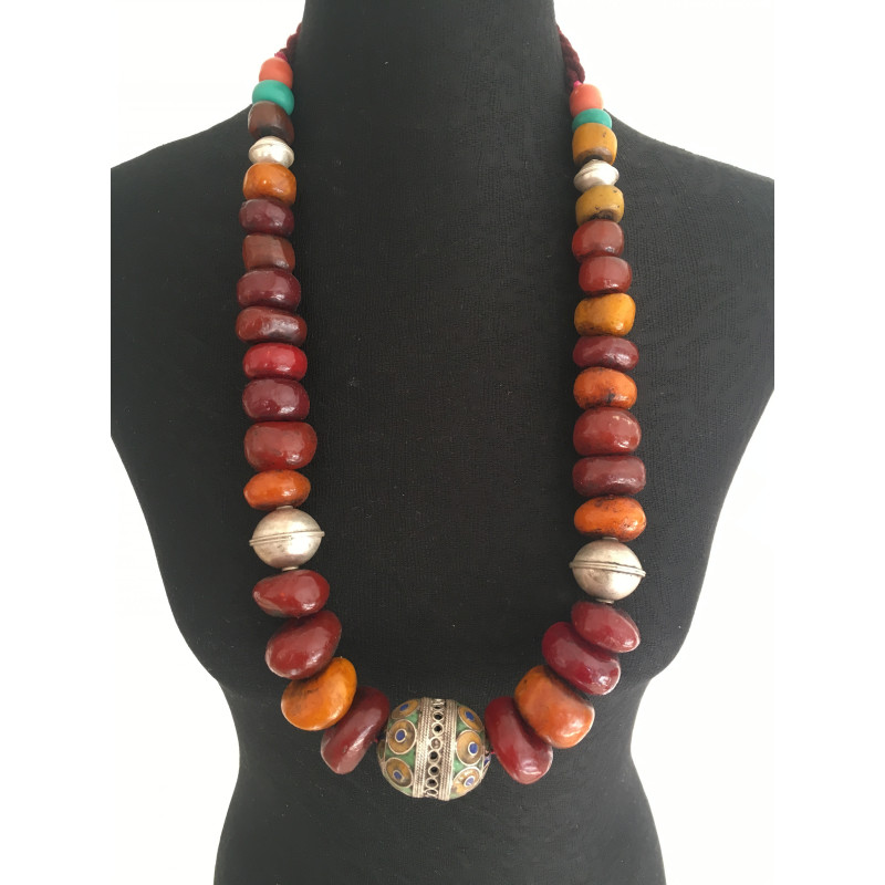 Collier artisanal coloré en pierres anciennes