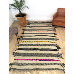 Tapis Kilim berbère fin écru noir et touches colorées jaune et rose