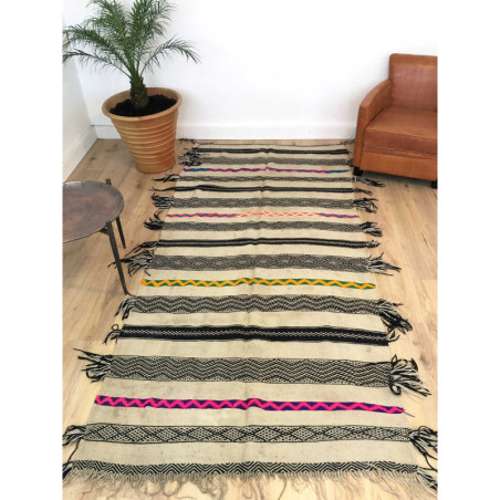 Tapis Kilim berbère fin écru noir et touches colorées jaune et rose