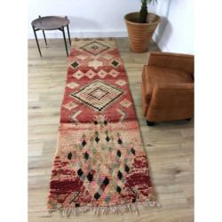 Long tapis berbère Boujad rouge rosé motifs géométriques losanges et petits carrés