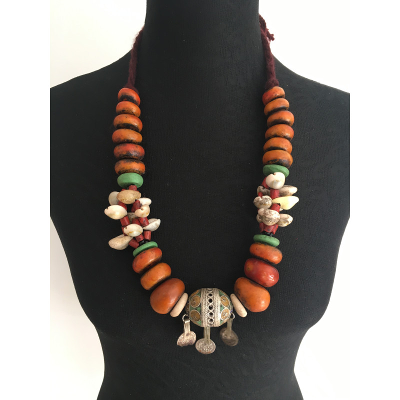 Collier de pierres anciennes