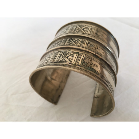 Bracelet berbère manchette ancien orné de gravure.