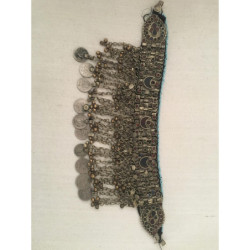 Collier berbère très ancien en argent orné de pierres de couleurs