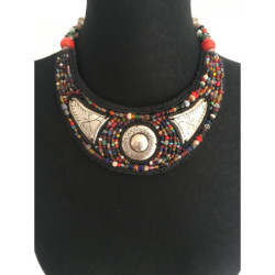 Collier ras-du-cou perles et métal argenté gravé