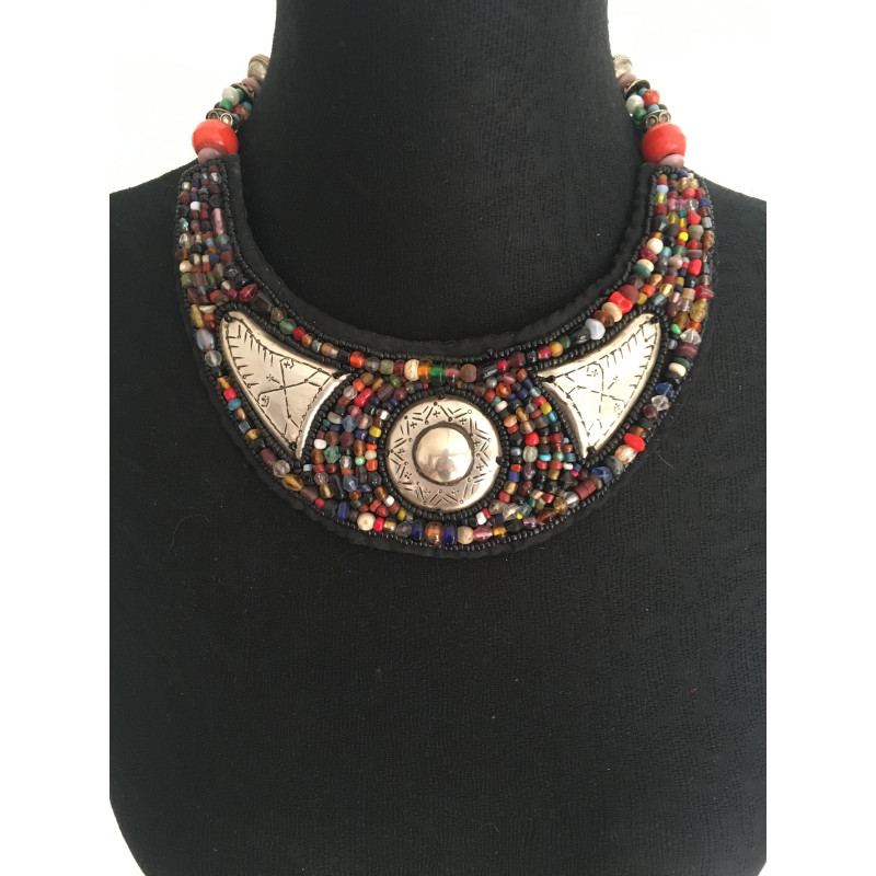 Collier ras-du-cou perles et métal argenté gravé